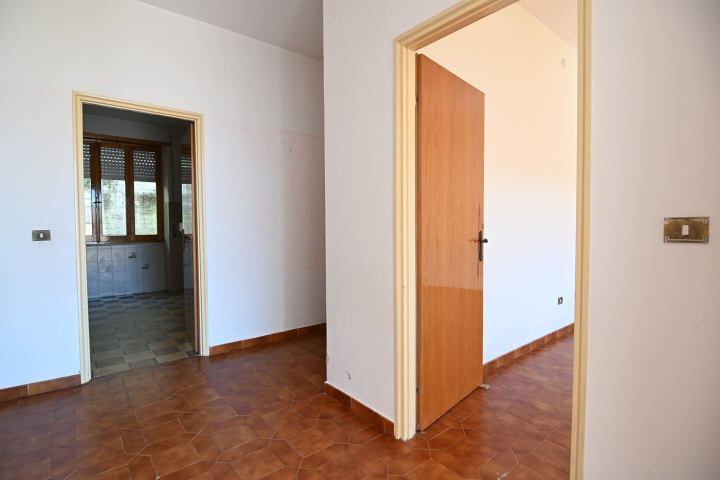 Proprietà abitativa completa di due garage, giardino e terrazza