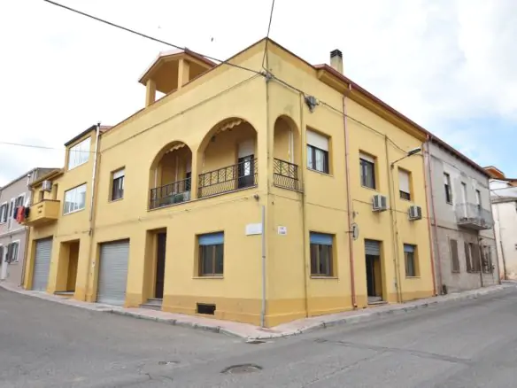 Bilocale di categoria C/2 adattabile ad uso abitativo