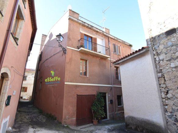Immobile spazioso su 3 piani con terrazza e box auto