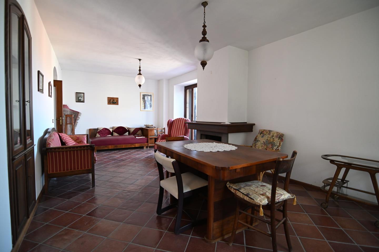 Casa su due livelli di oltre 200mq con cortile, cantina, terrazza