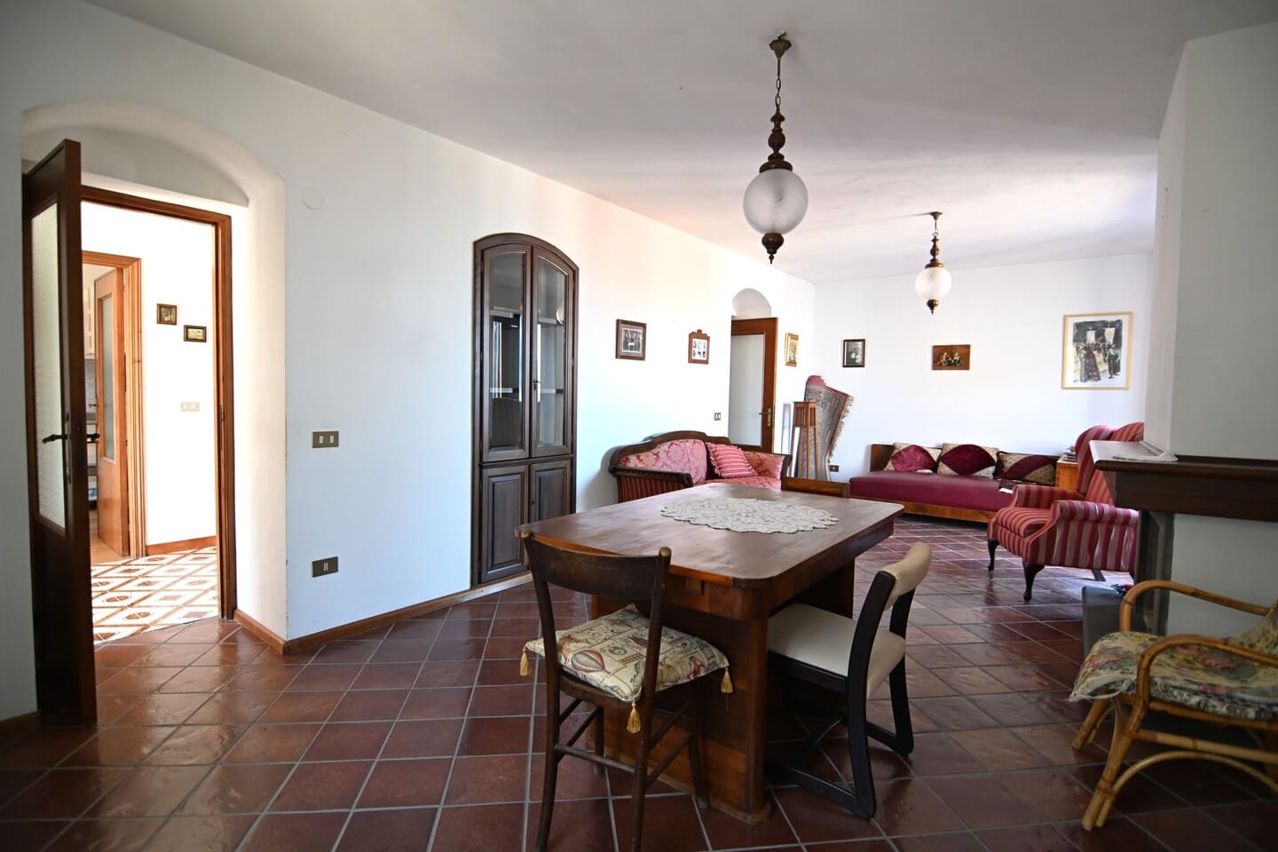 Casa su due livelli di oltre 200mq con cortile, cantina, terrazza