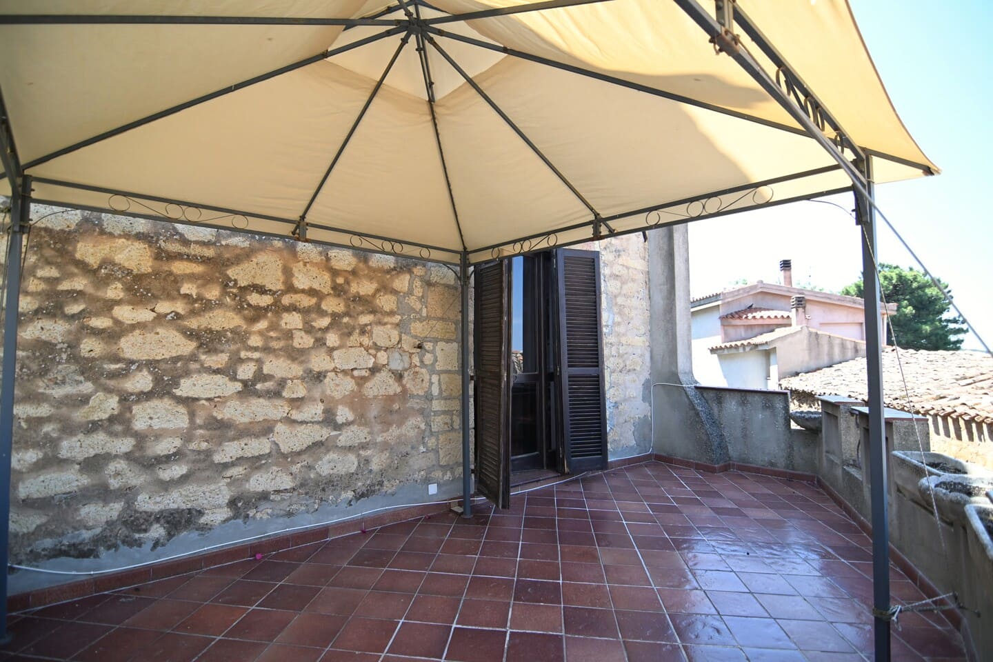 Casa su due livelli di oltre 200mq con cortile, cantina, terrazza