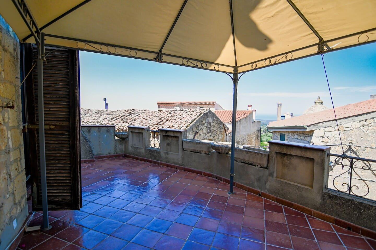 Casa su due livelli di oltre 200mq con cortile, cantina, terrazza