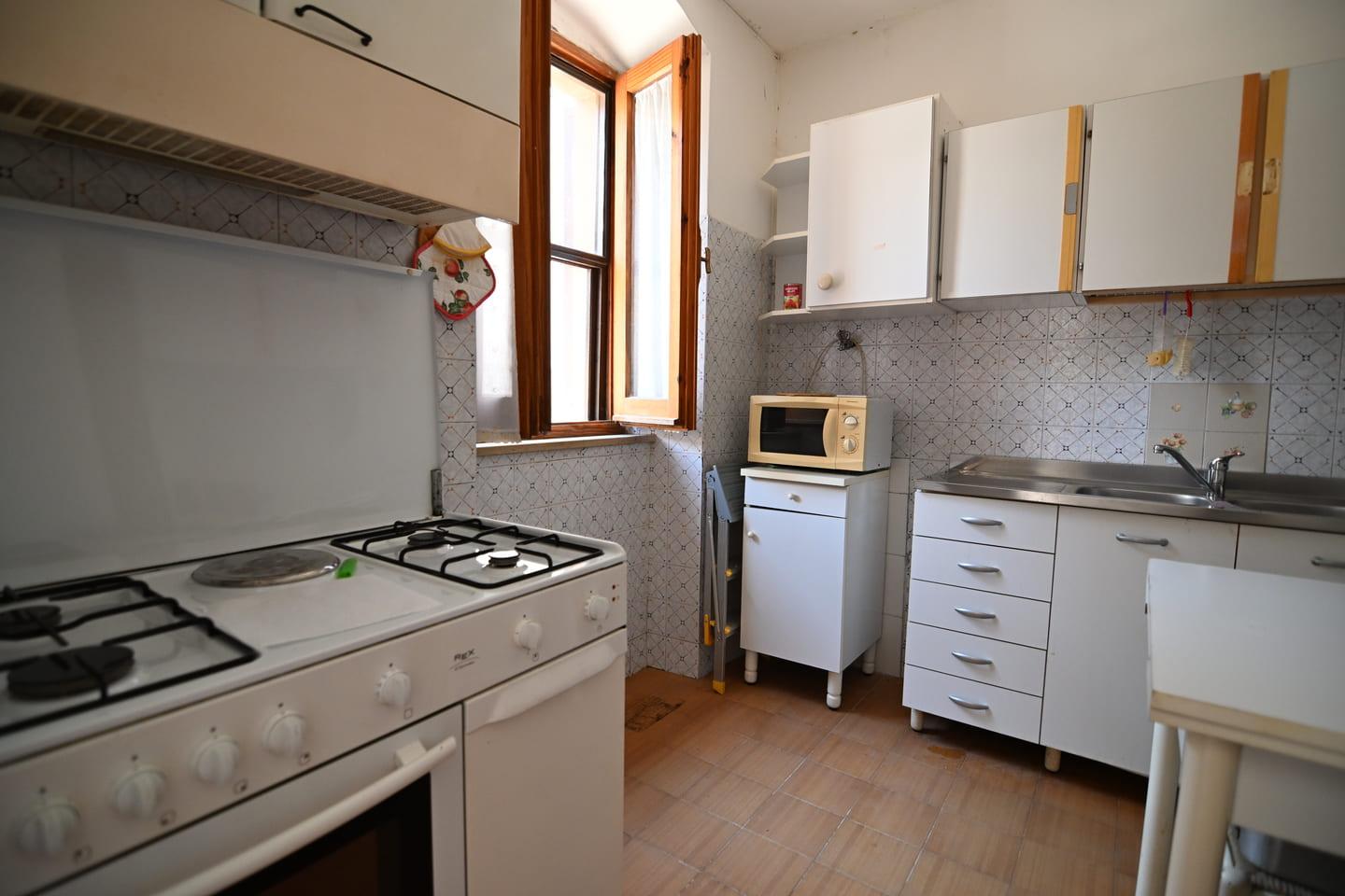 Casa su due livelli di oltre 200mq con cortile, cantina, terrazza