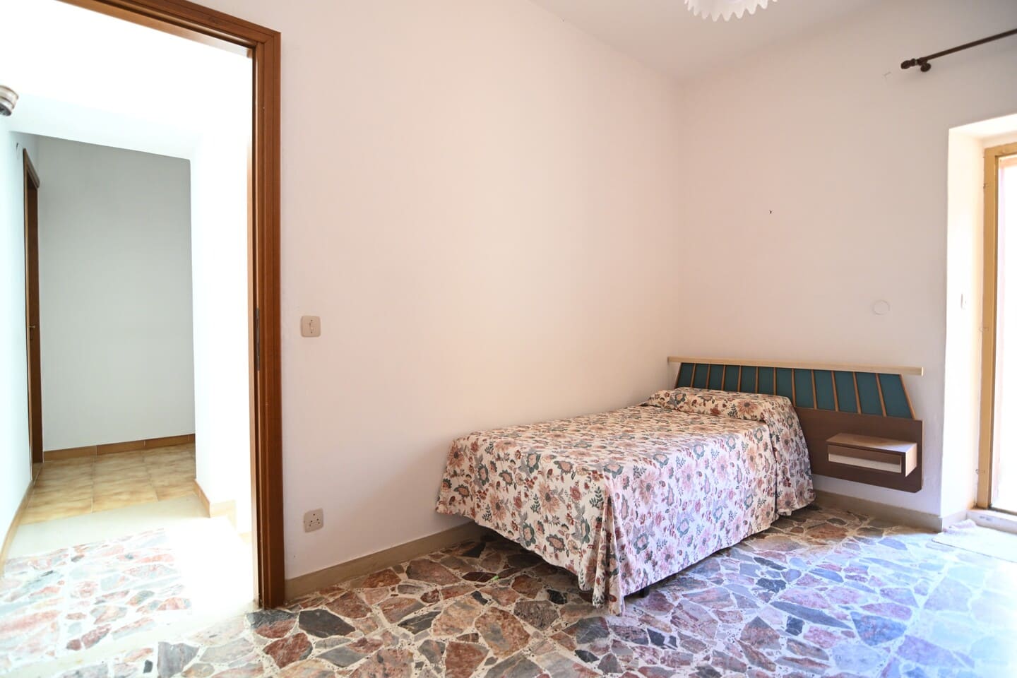 Casa su due livelli di oltre 200mq con cortile, cantina, terrazza