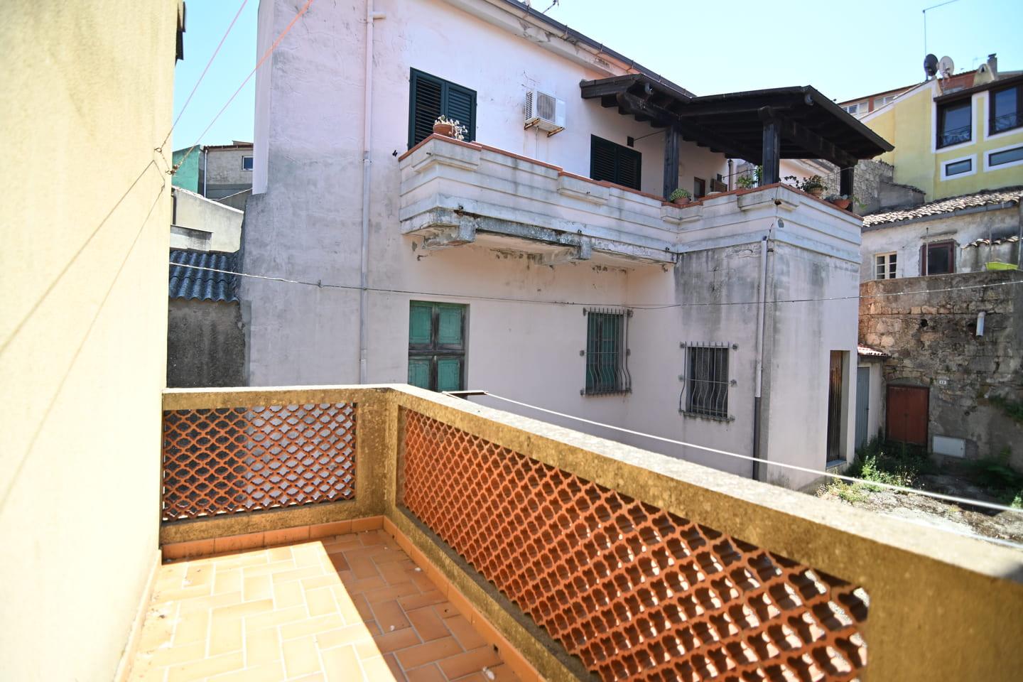 Casa su due livelli di oltre 200mq con cortile, cantina, terrazza