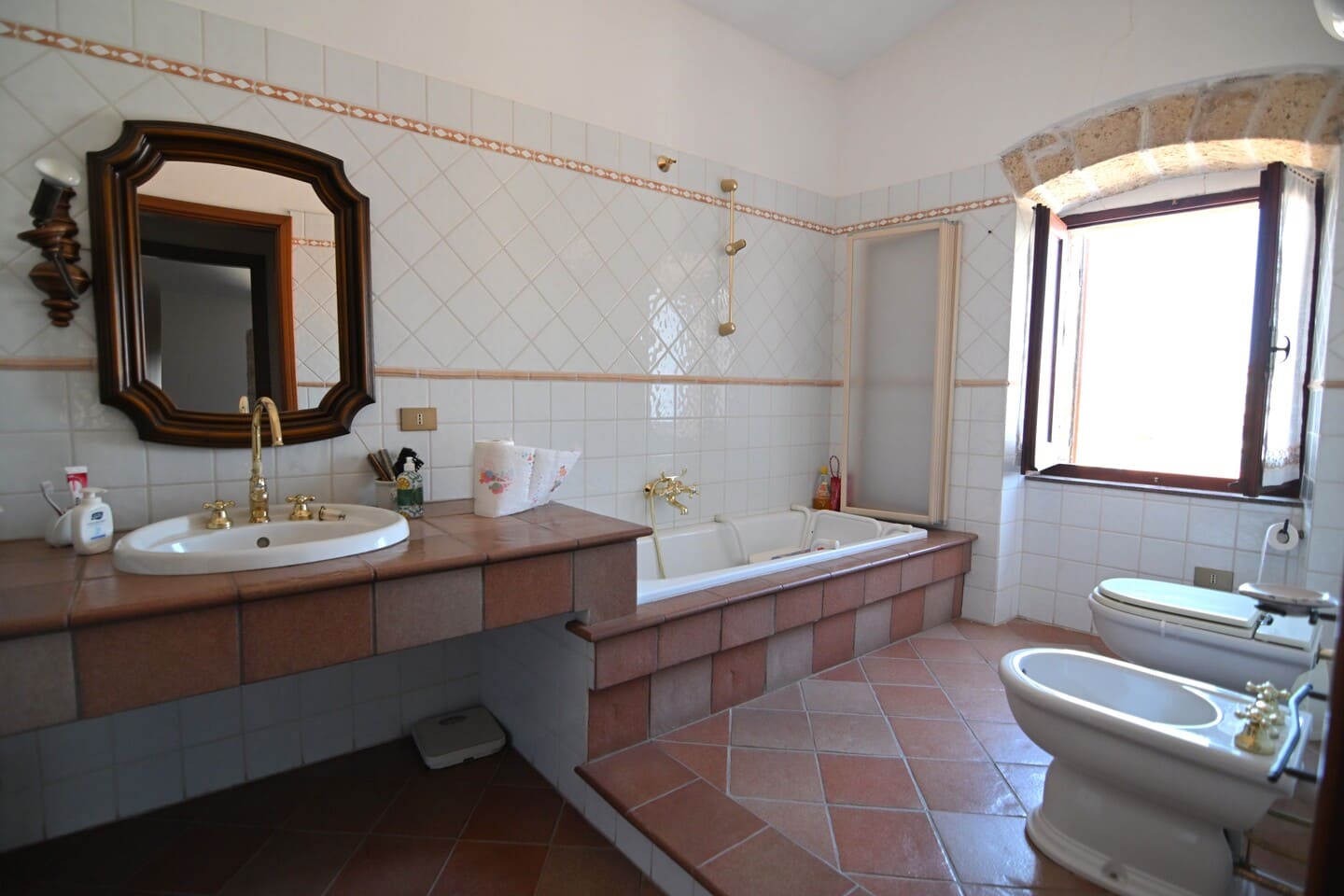 Casa su due livelli di oltre 200mq con cortile, cantina, terrazza