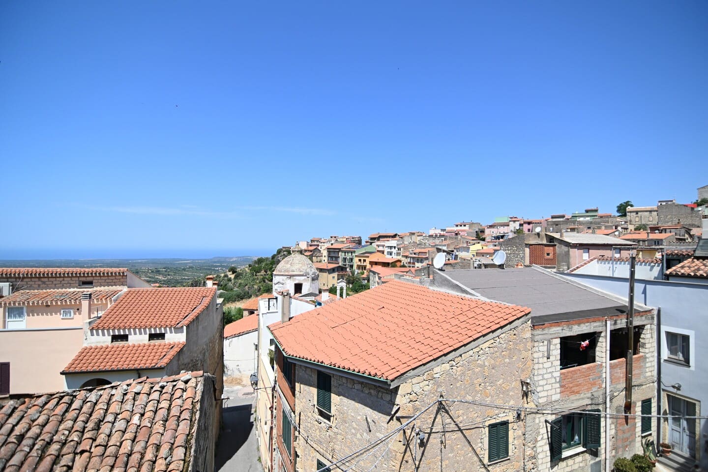 Casa su due livelli di oltre 200mq con cortile, cantina, terrazza