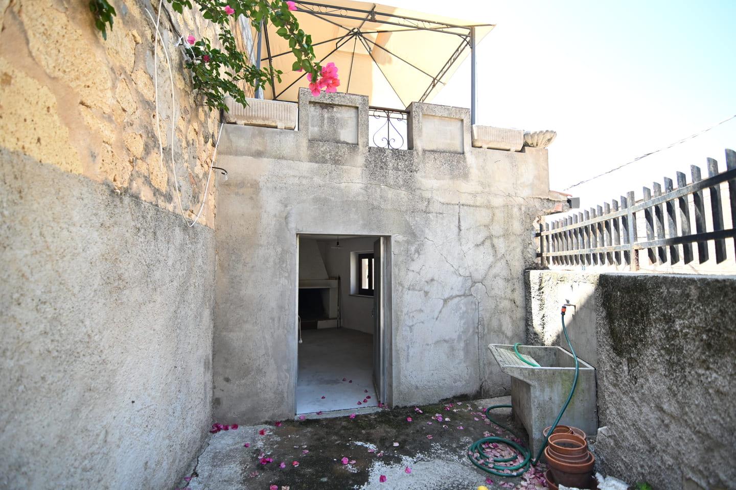 Casa su due livelli di oltre 200mq con cortile, cantina, terrazza