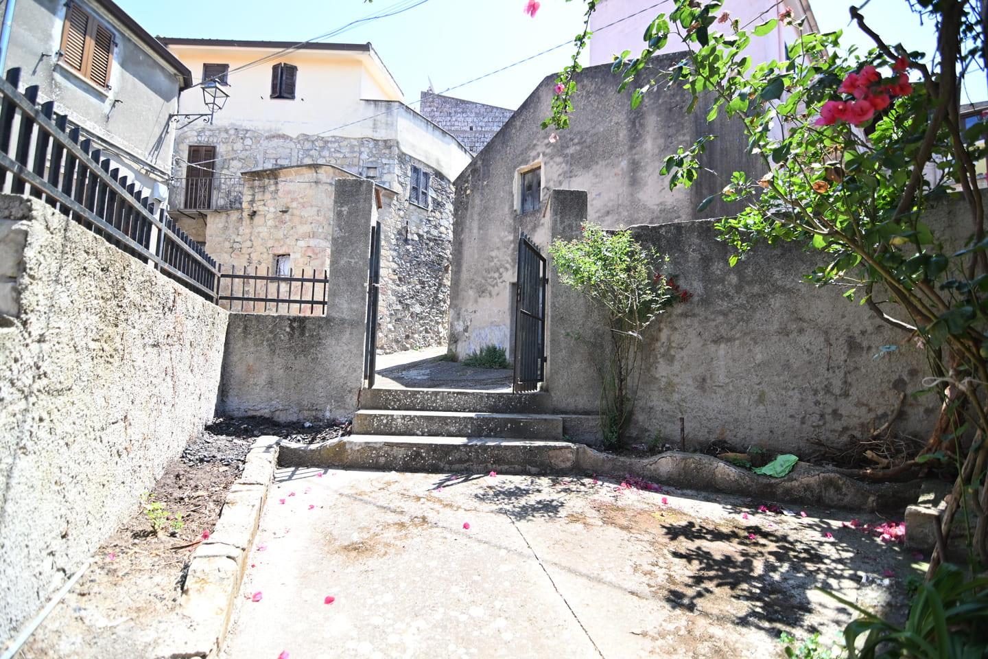Casa su due livelli di oltre 200mq con cortile, cantina, terrazza