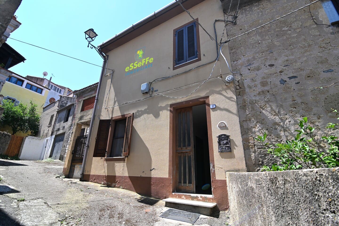 Casa su due livelli di oltre 200mq con cortile, cantina, terrazza