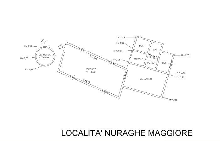 Casa colonica con ampio terreno e stalle, poco distante dal mare