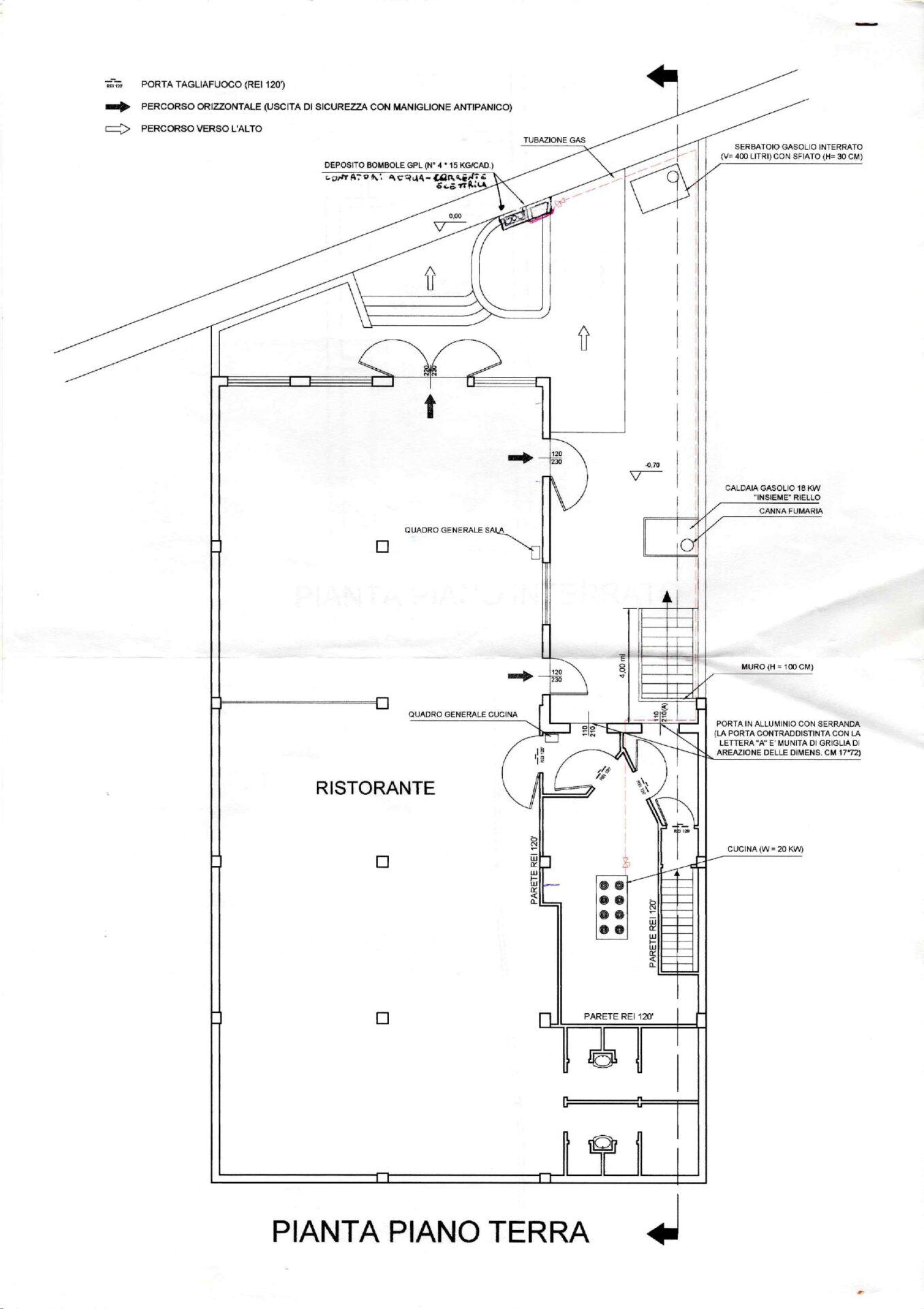 Locale commerciale su due livelli con ampia sala