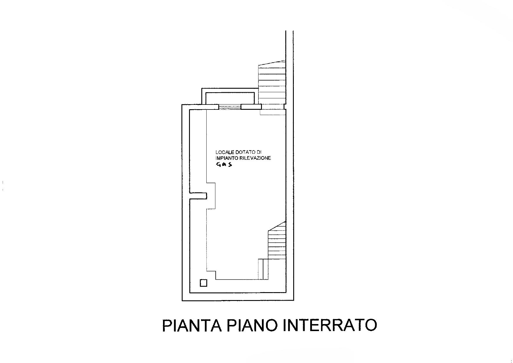 Locale commerciale su due livelli con ampia sala