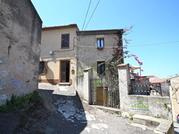 Casa su due livelli di oltre 200mq con cortile, cantina, terrazza