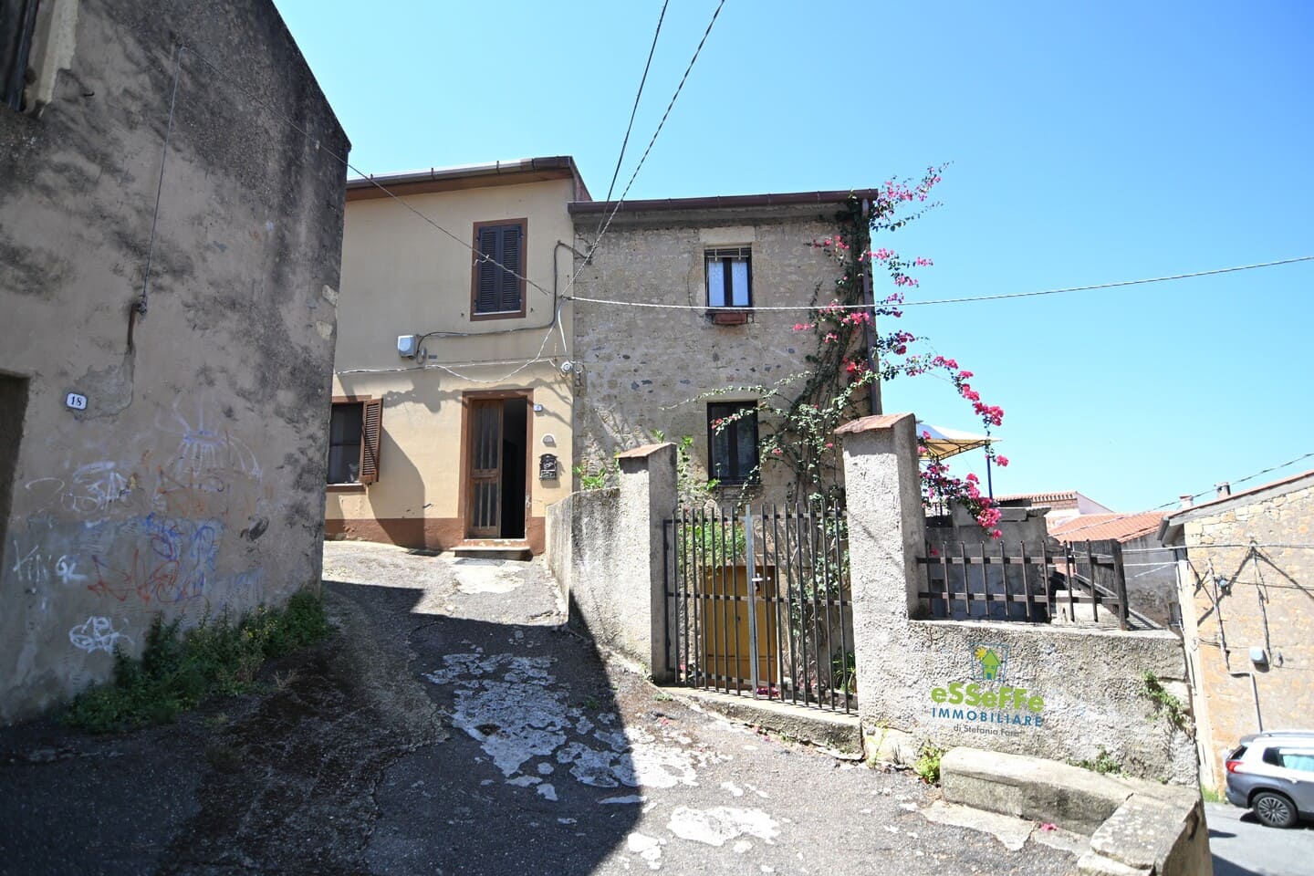 Casa su due livelli di oltre 200mq con cortile, cantina, terrazza
