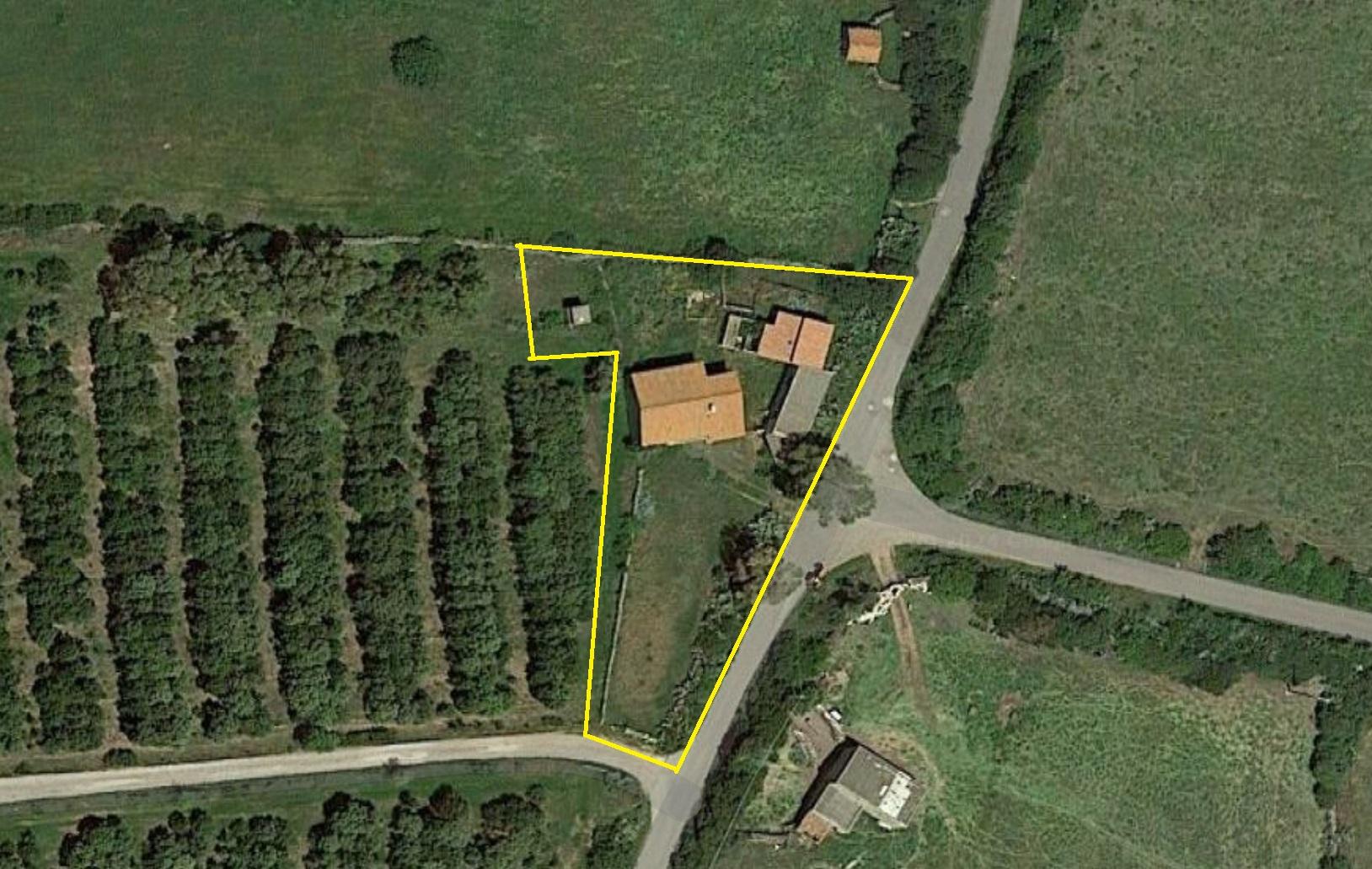 Casa colonica con ampio terreno e stalle, poco distante dal mare