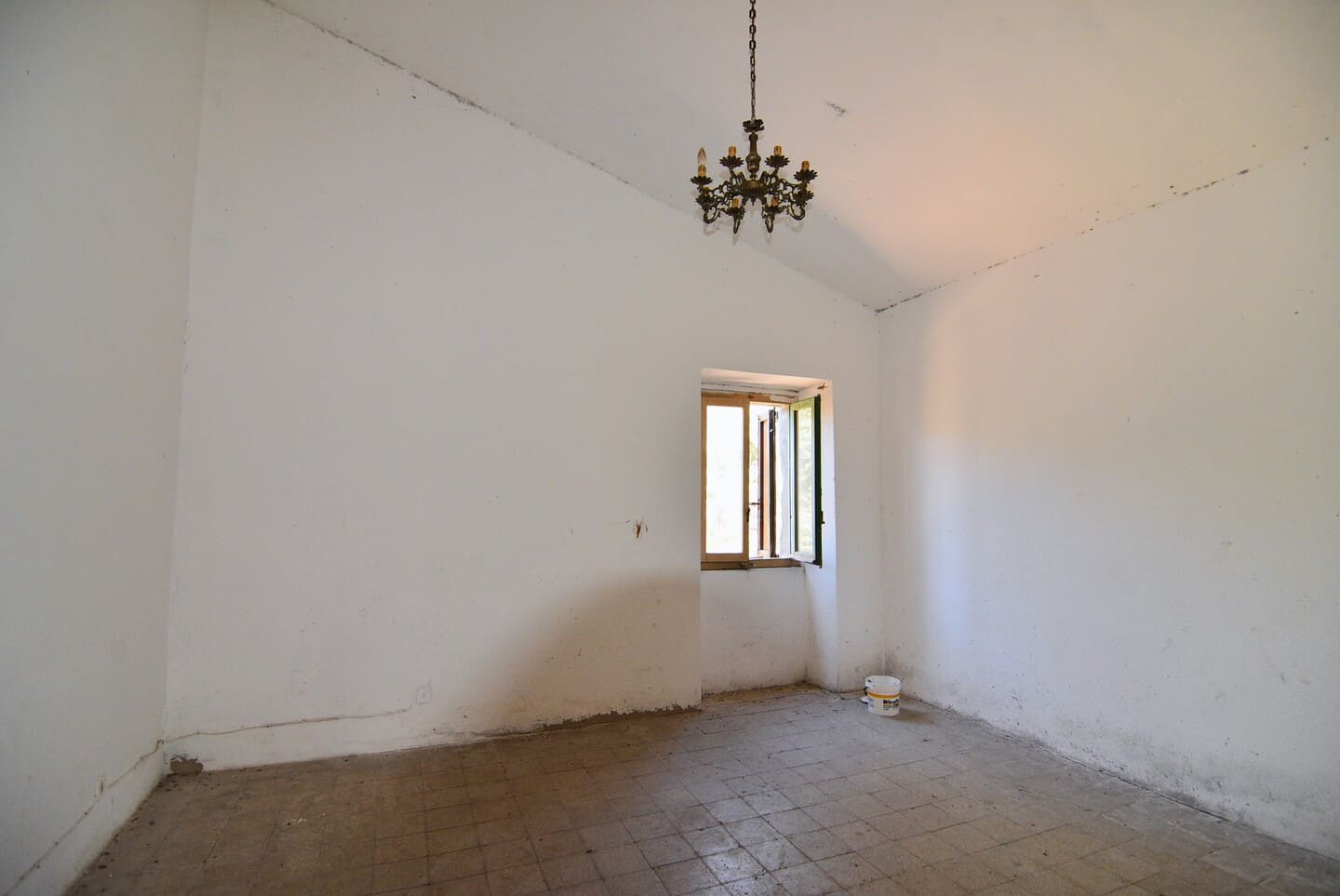 Casa colonica con ampio terreno e stalle, poco distante dal mare