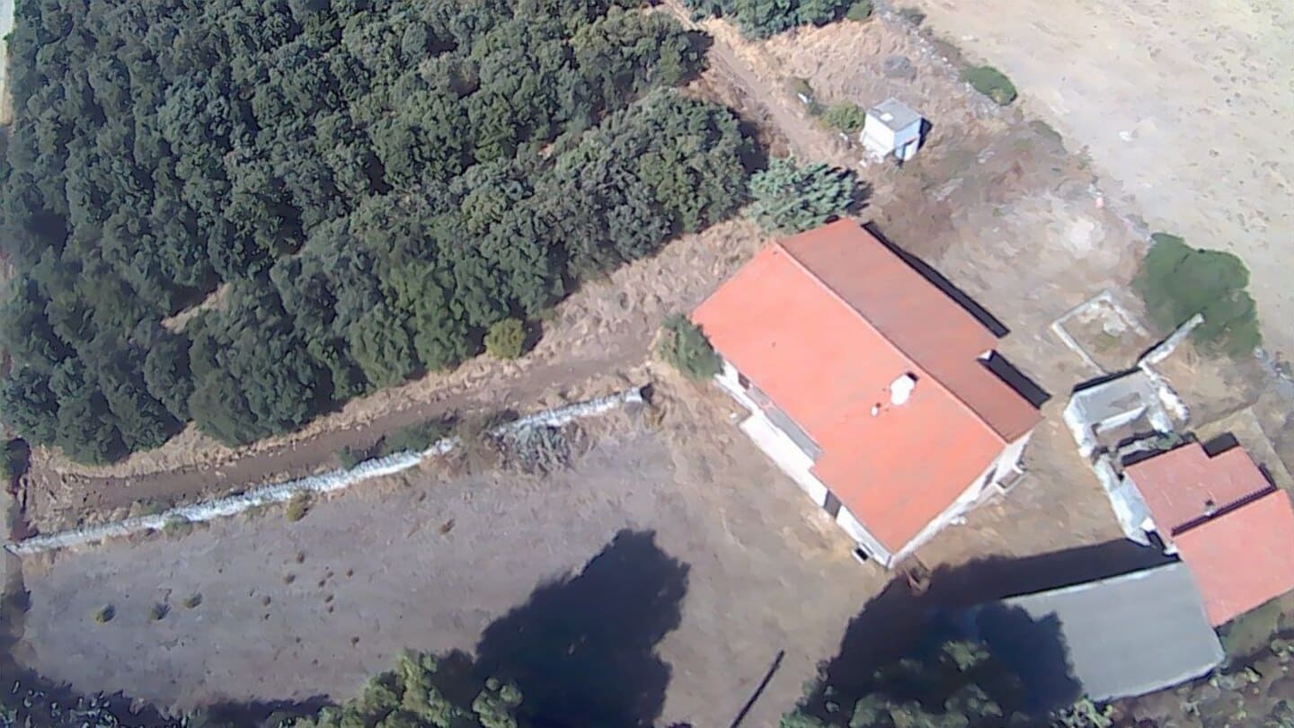 Casa colonica con ampio terreno e stalle, poco distante dal mare