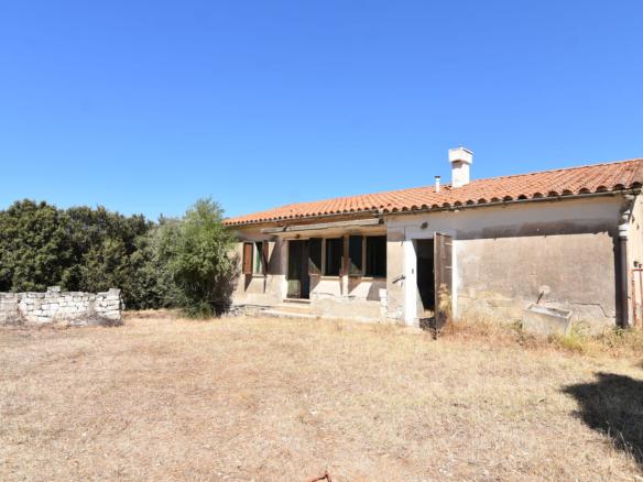 Casa colonica con ampio terreno e stalle, poco distante dal mare