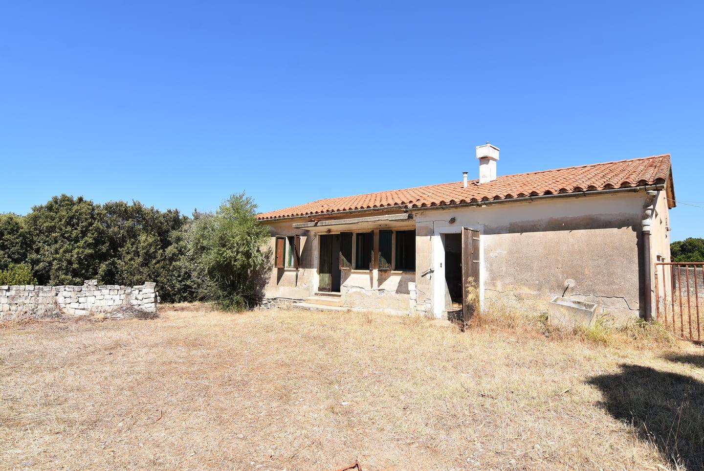 Casa colonica con ampio terreno e stalle, poco distante dal mare