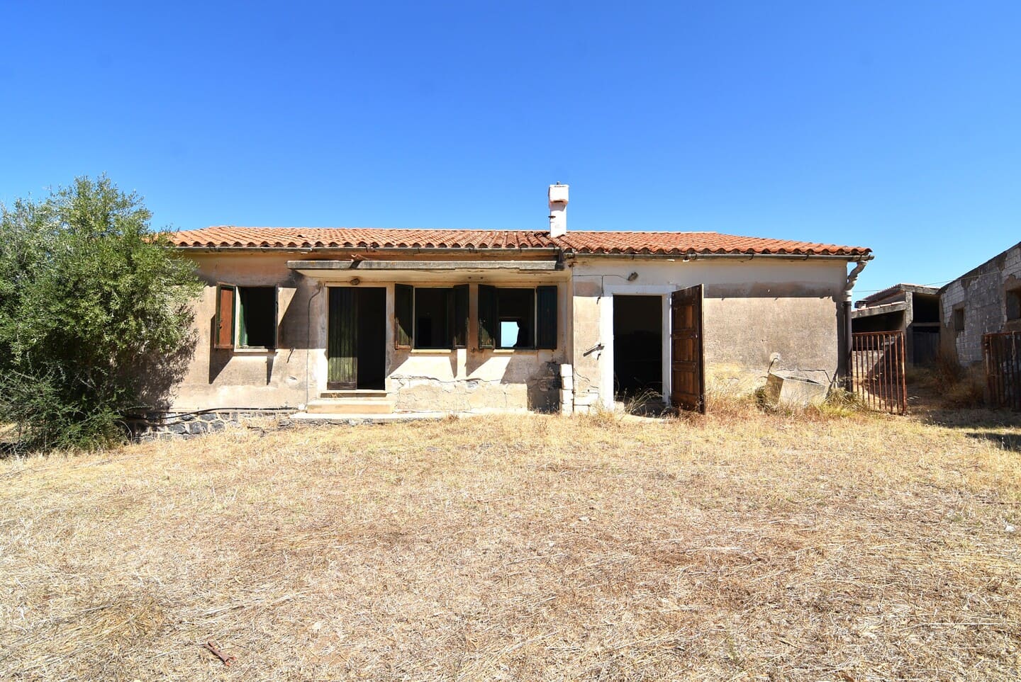 Casa colonica con ampio terreno e stalle, poco distante dal mare