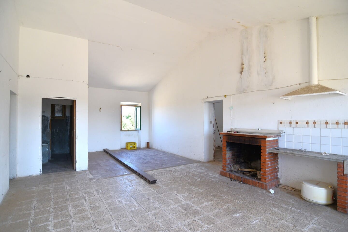 Casa colonica con ampio terreno e stalle, poco distante dal mare