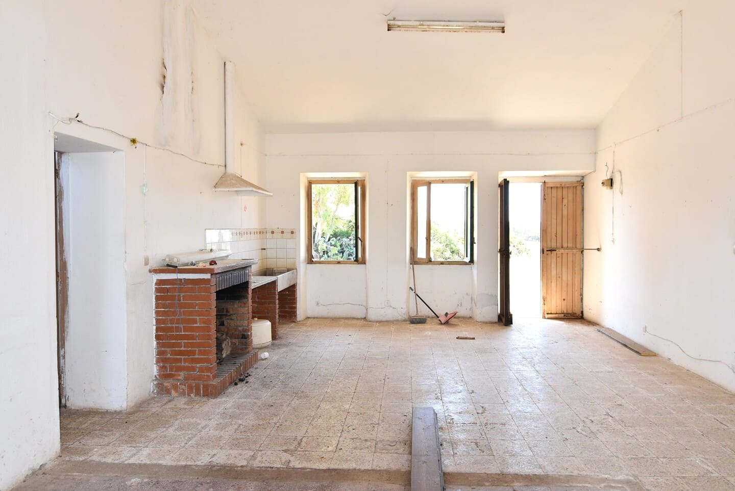 Casa colonica con ampio terreno e stalle, poco distante dal mare