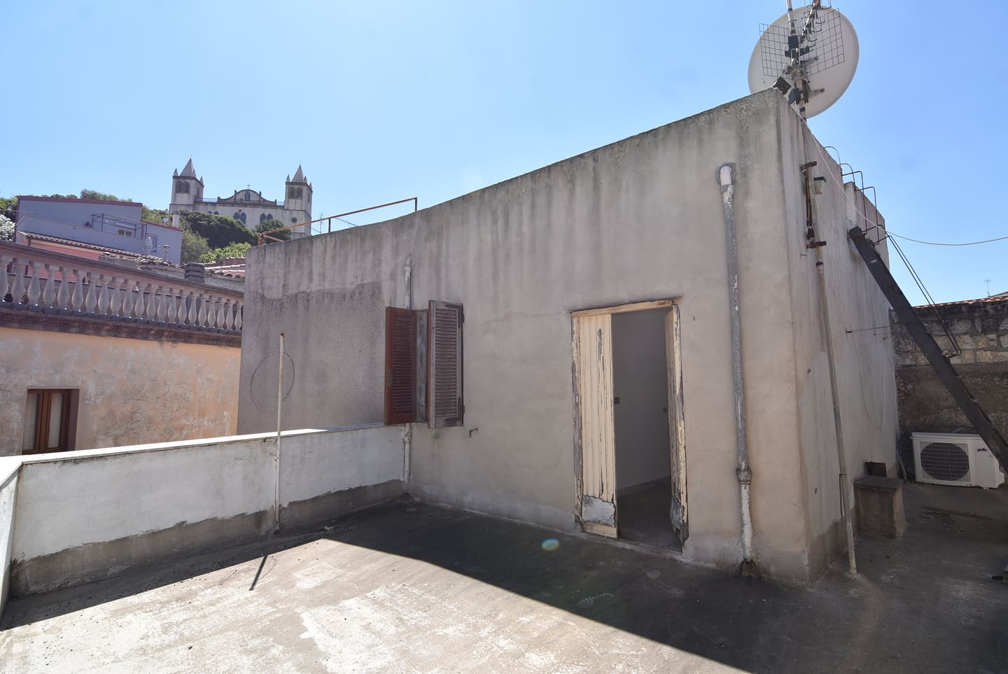 Otre 200mq di proprietà tra abitazione, terrazza, cantina, garage