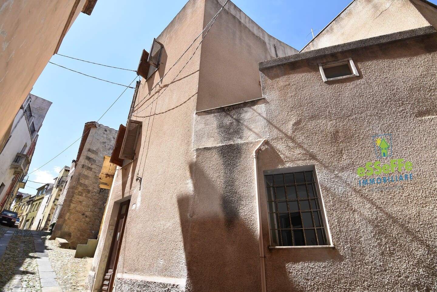 Otre 200mq di proprietà tra abitazione, terrazza, cantina, garage