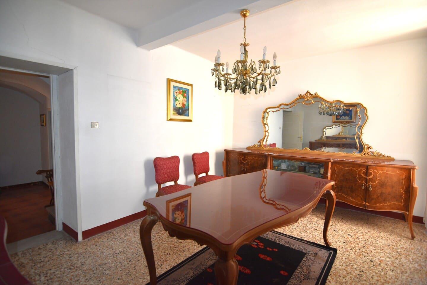 Otre 200mq di proprietà tra abitazione, terrazza, cantina, garage