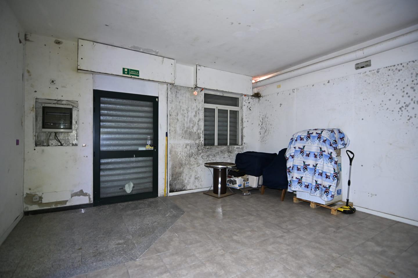 Locale commerciale su due livelli con ampia sala