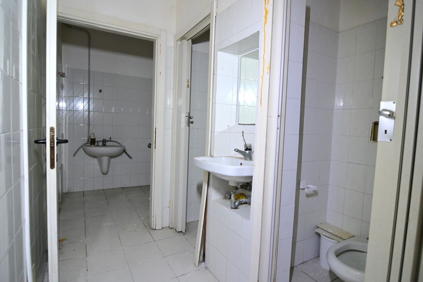 Locale commerciale su due livelli con ampia sala