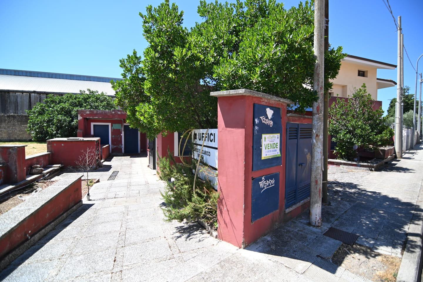 Locale commerciale su due livelli con ampia sala