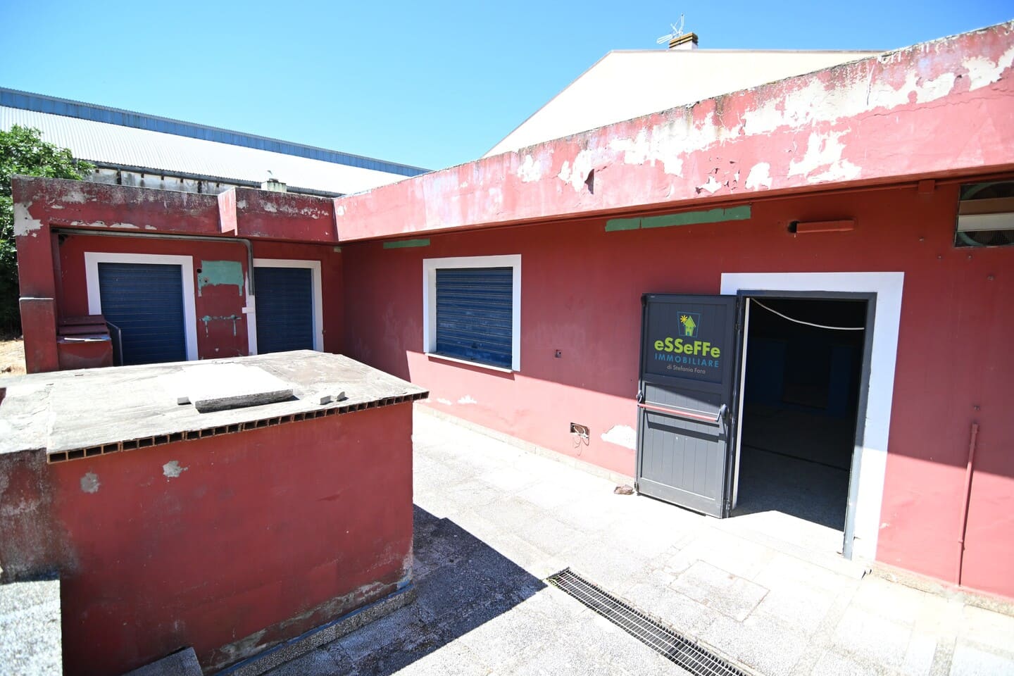 Locale commerciale su due livelli con ampia sala