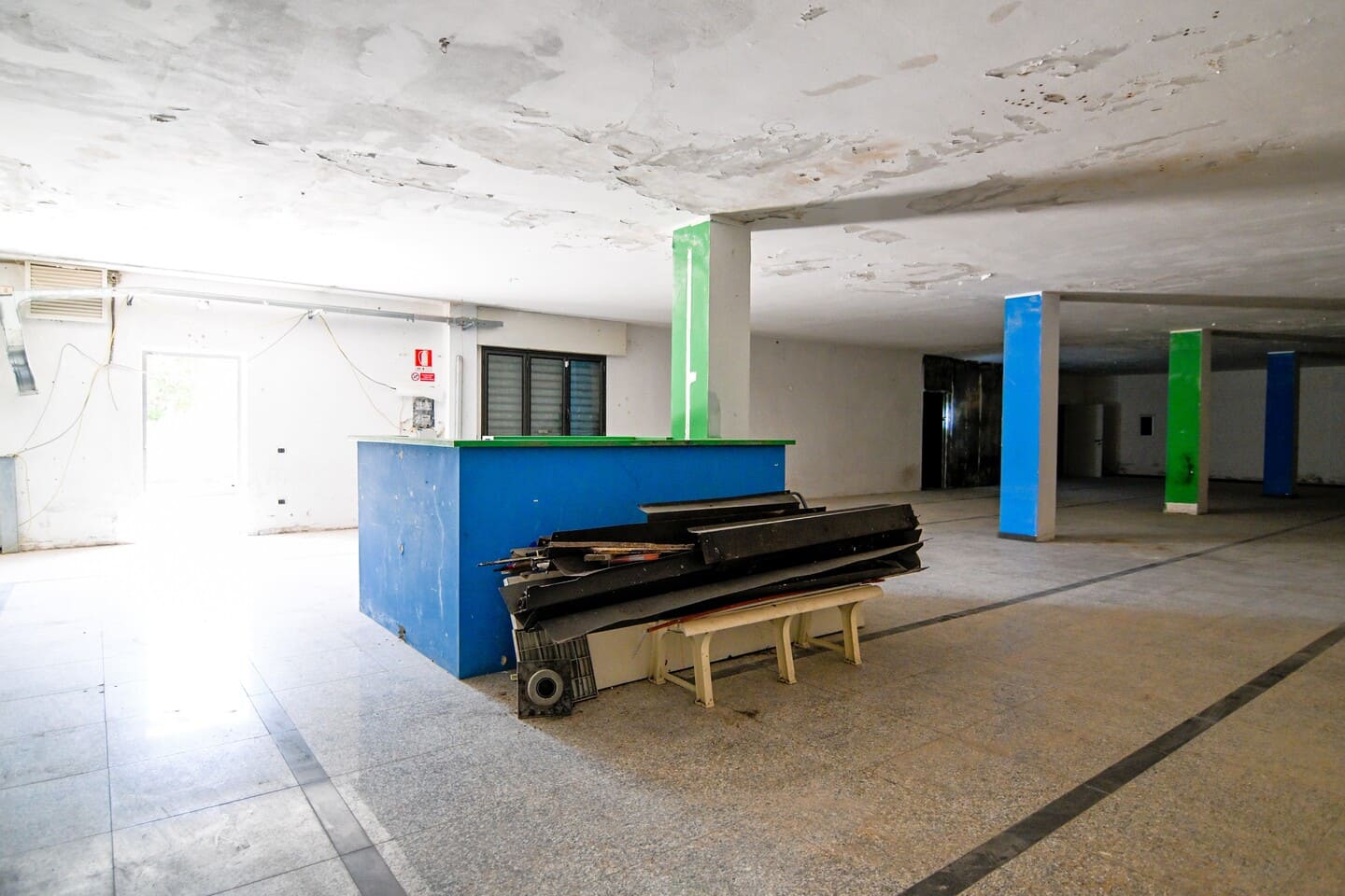Locale commerciale su due livelli con ampia sala
