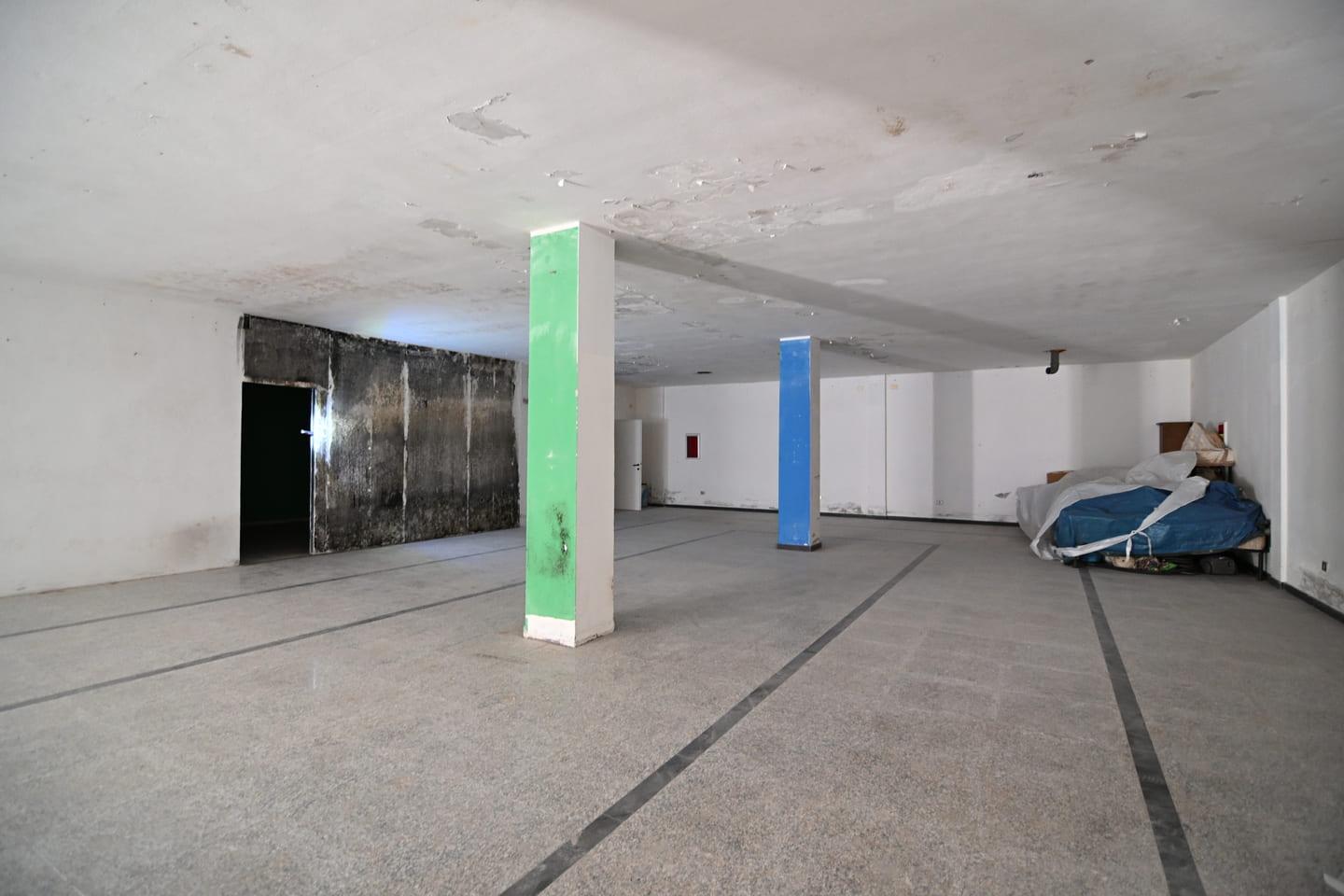 Locale commerciale su due livelli con ampia sala