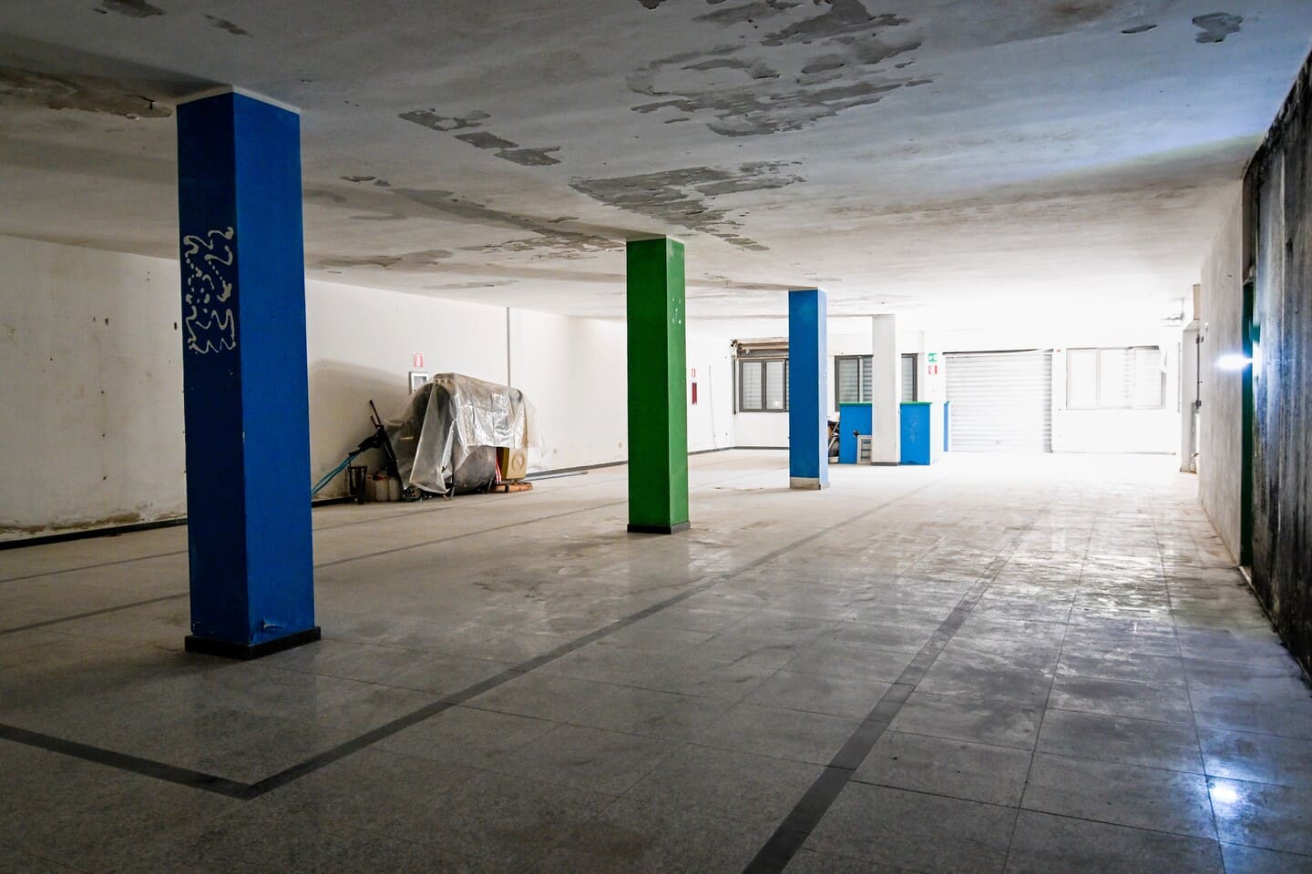 Locale commerciale su due livelli con ampia sala