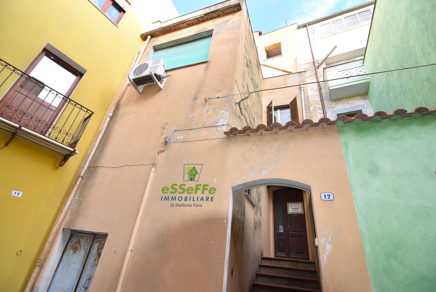 Casa indipendente con ampi spazi su più livelli con terrazza