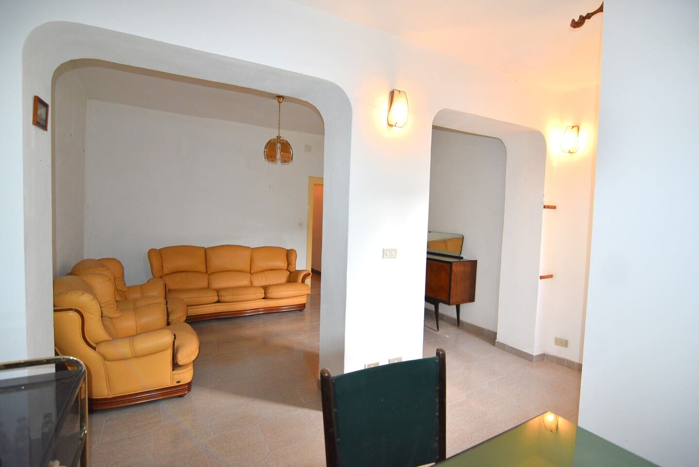Casa indipendente con ampi spazi su più livelli con terrazza