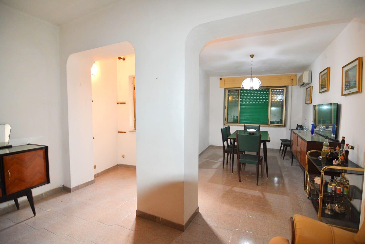 Casa indipendente con ampi spazi su più livelli con terrazza