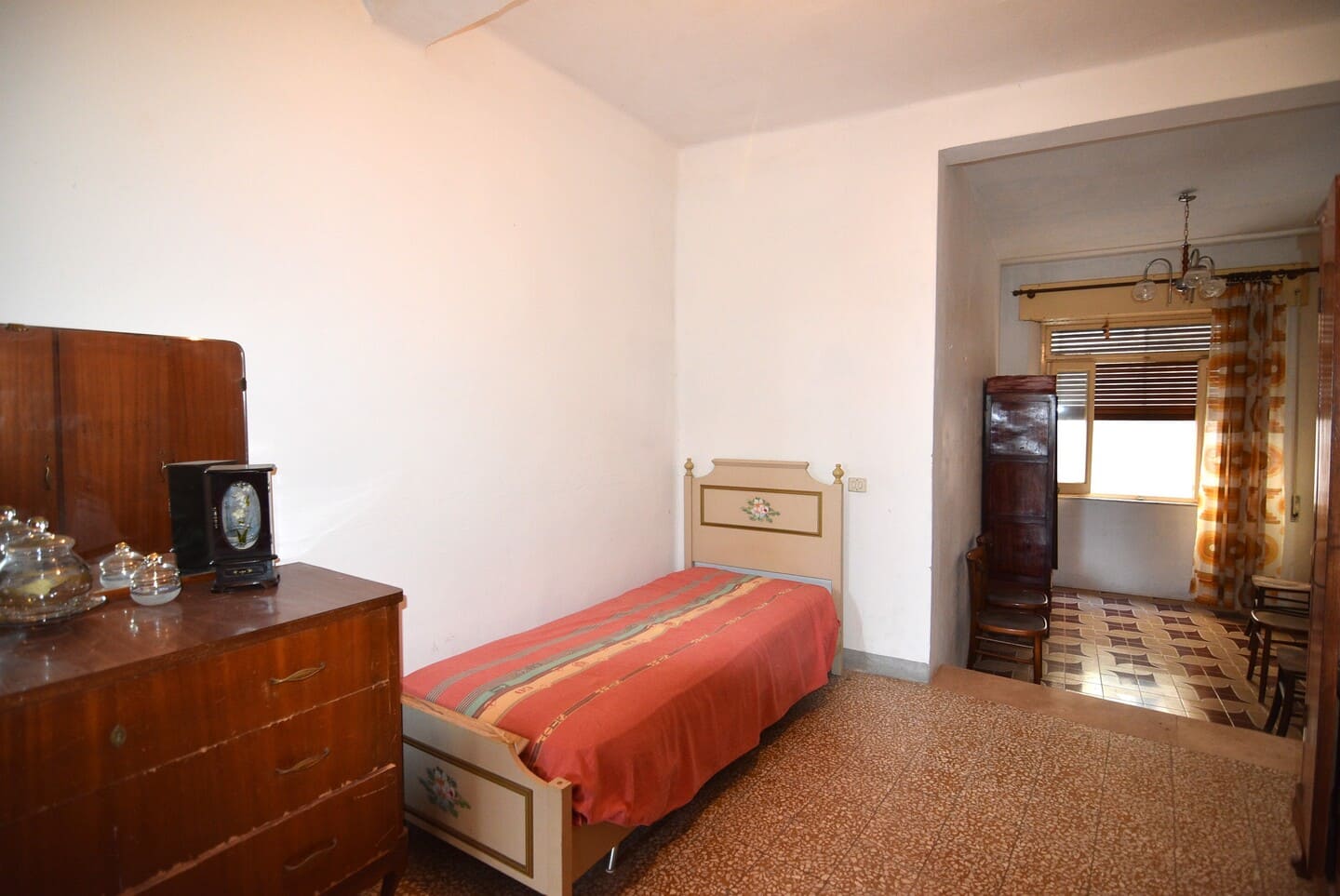 Casa indipendente con ampi spazi su più livelli con terrazza