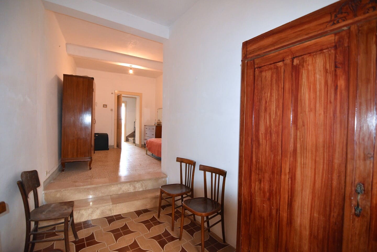 Casa indipendente con ampi spazi su più livelli con terrazza