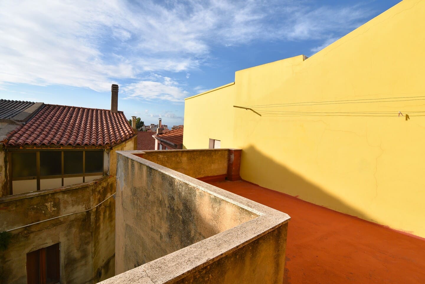 Casa indipendente con ampi spazi su più livelli con terrazza