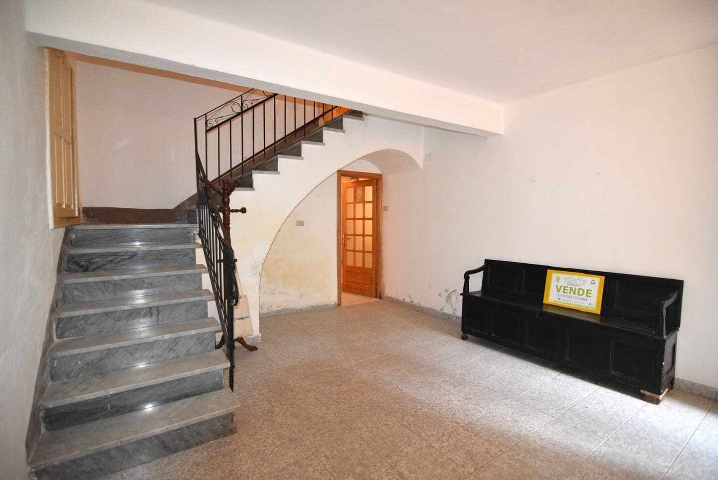 Casa indipendente con ampi spazi su più livelli con terrazza