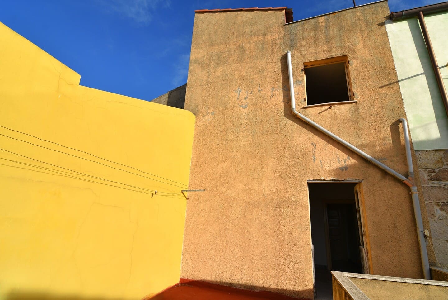 Casa indipendente con ampi spazi su più livelli con terrazza