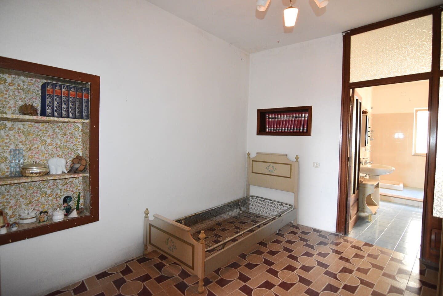 Casa indipendente con ampi spazi su più livelli con terrazza