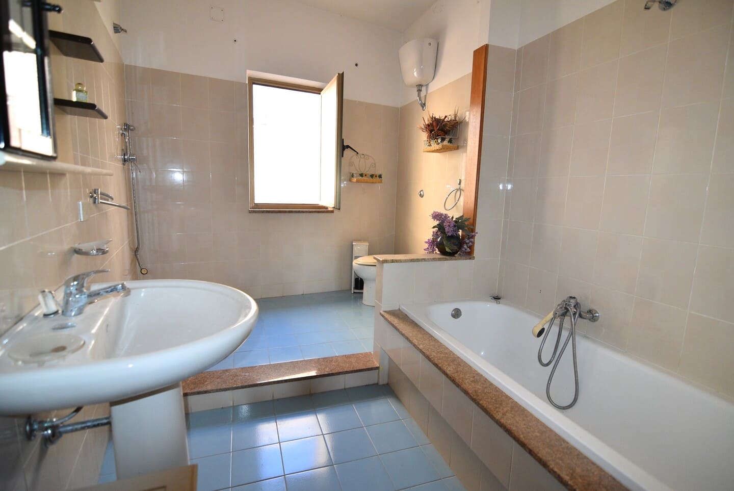 Casa indipendente con ampi spazi su più livelli con terrazza