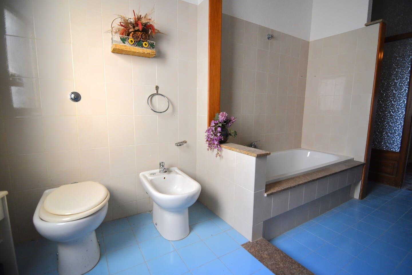 Casa indipendente con ampi spazi su più livelli con terrazza