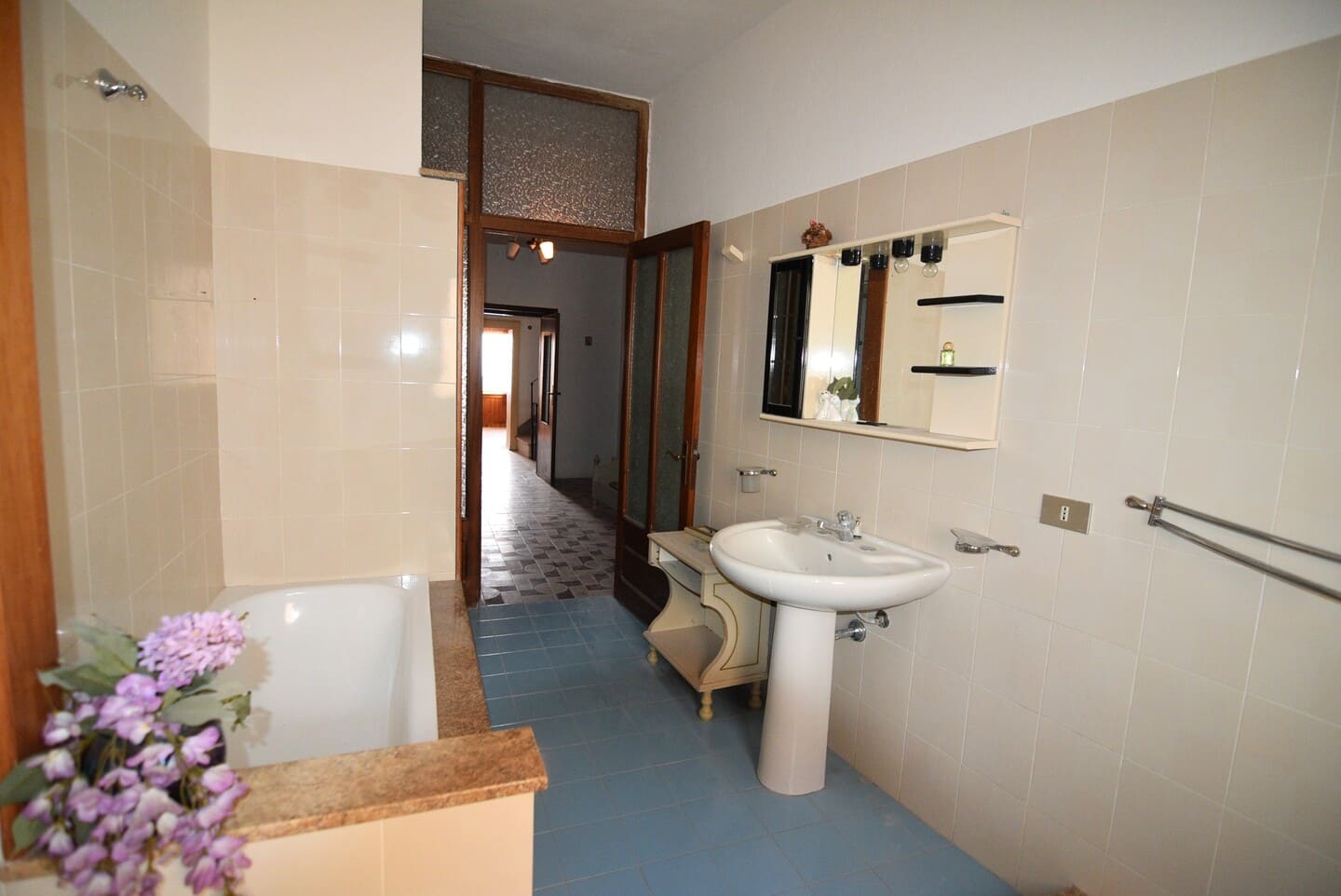 Casa indipendente con ampi spazi su più livelli con terrazza